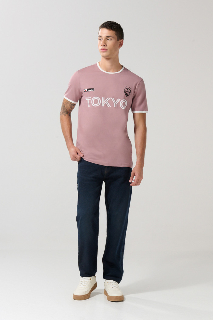 Camiseta rosada college con contrastes y manga corta