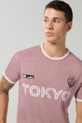 Camiseta rosada college con contrastes y manga corta
