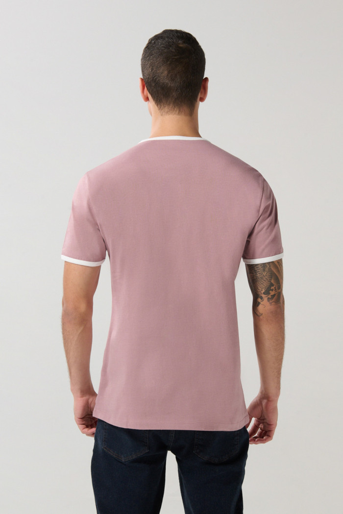 Camiseta rosada college con contrastes y manga corta