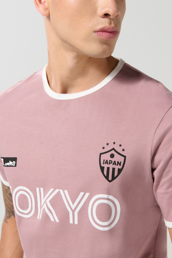 Camiseta rosada college con contrastes y manga corta