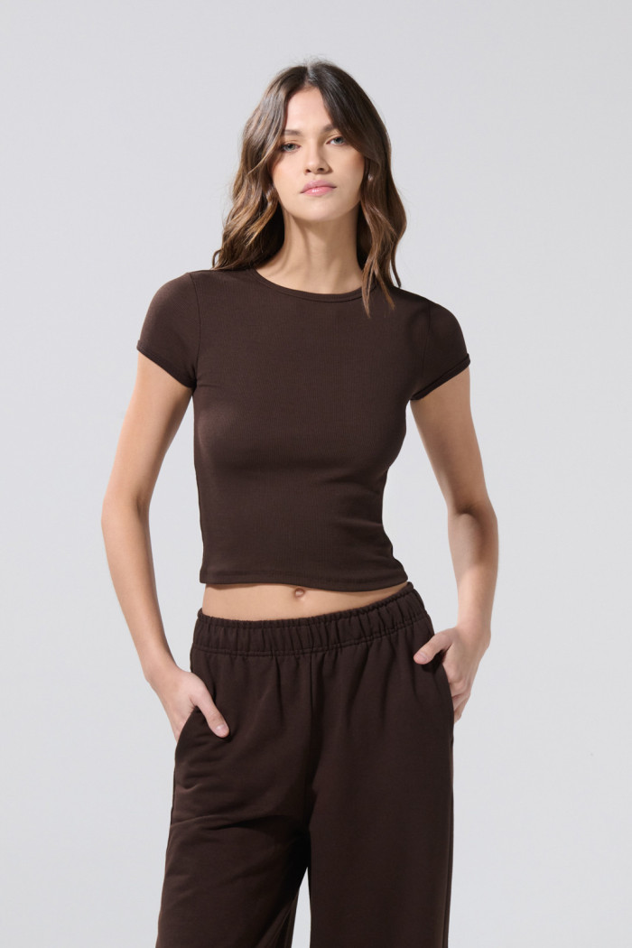 Camiseta ajustada en tela acanalada unicolor cuello redondo