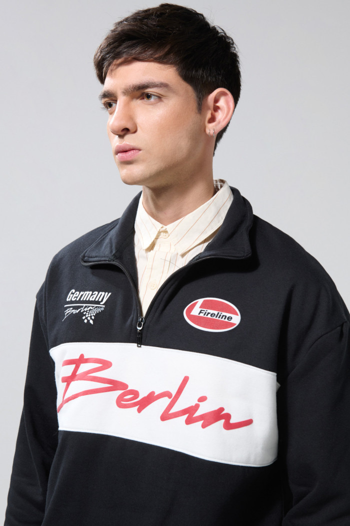 Buzo college oversize negro cuello alto con cremallera