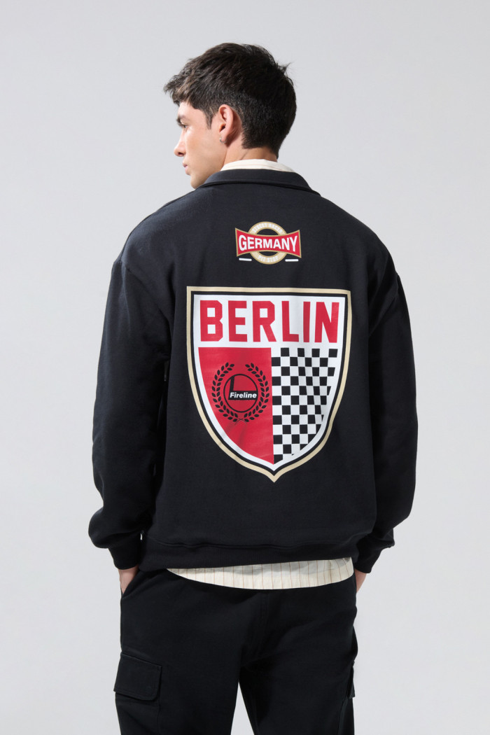Buzo college oversize negro cuello alto con cremallera