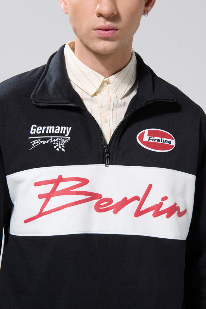 Buzo college oversize negro cuello alto con cremallera