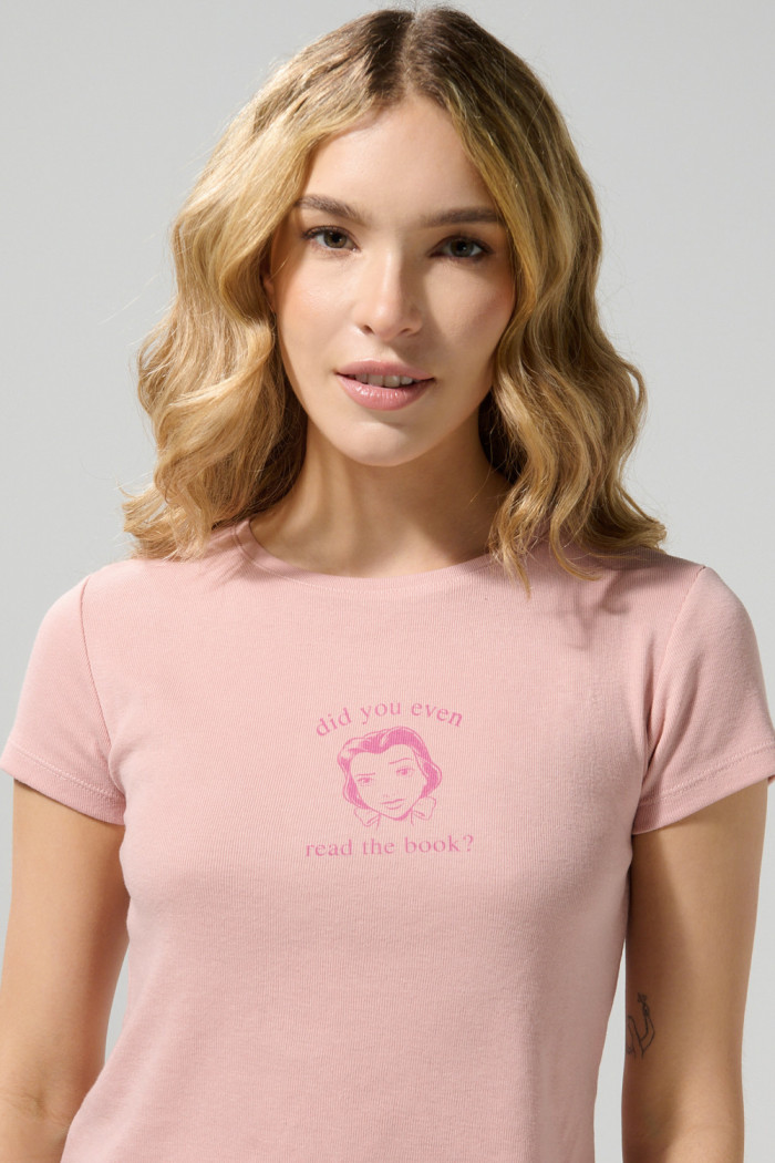 Camiseta rosada cuello redondo con arte de Princesas