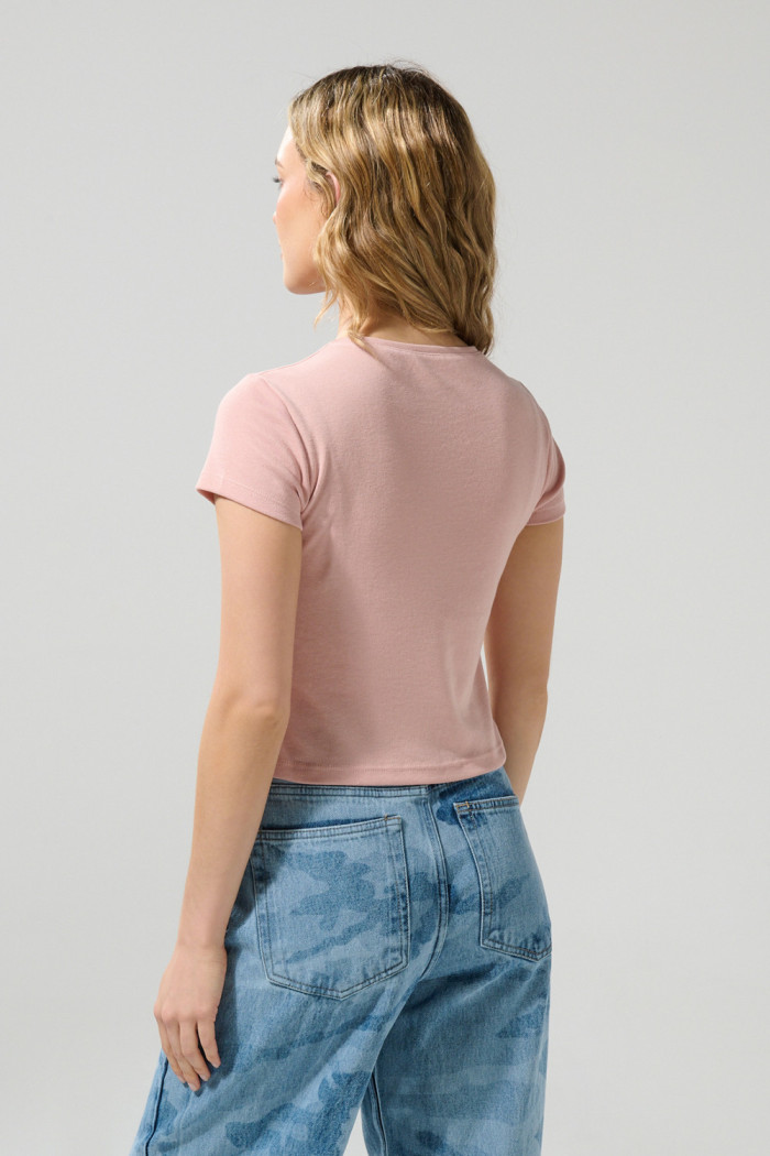 Camiseta rosada cuello redondo con arte de Princesas