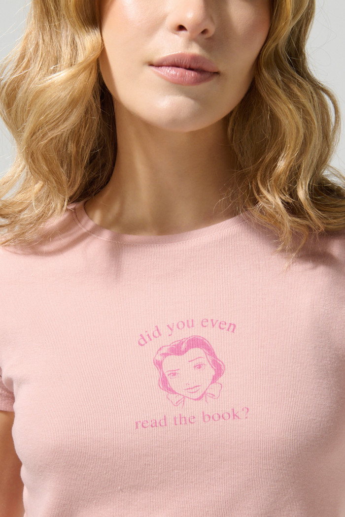 Camiseta rosada cuello redondo con arte de Princesas