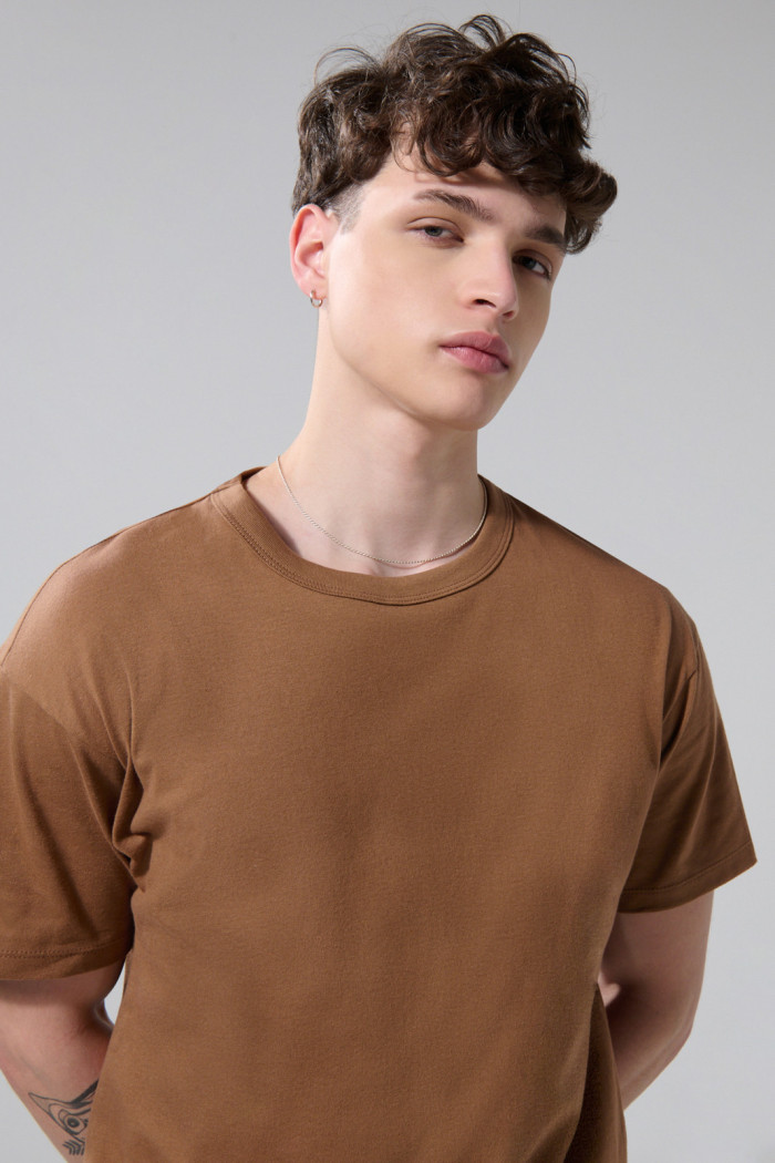 Camiseta unicolor manga corta en algodón con hombro rodado