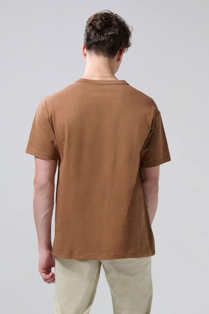 Camiseta unicolor manga corta en algodón con hombro rodado