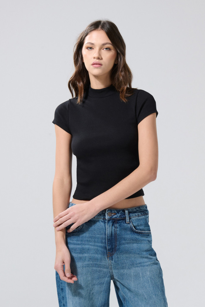 Camiseta cuello alto unicolor en tela acanalada