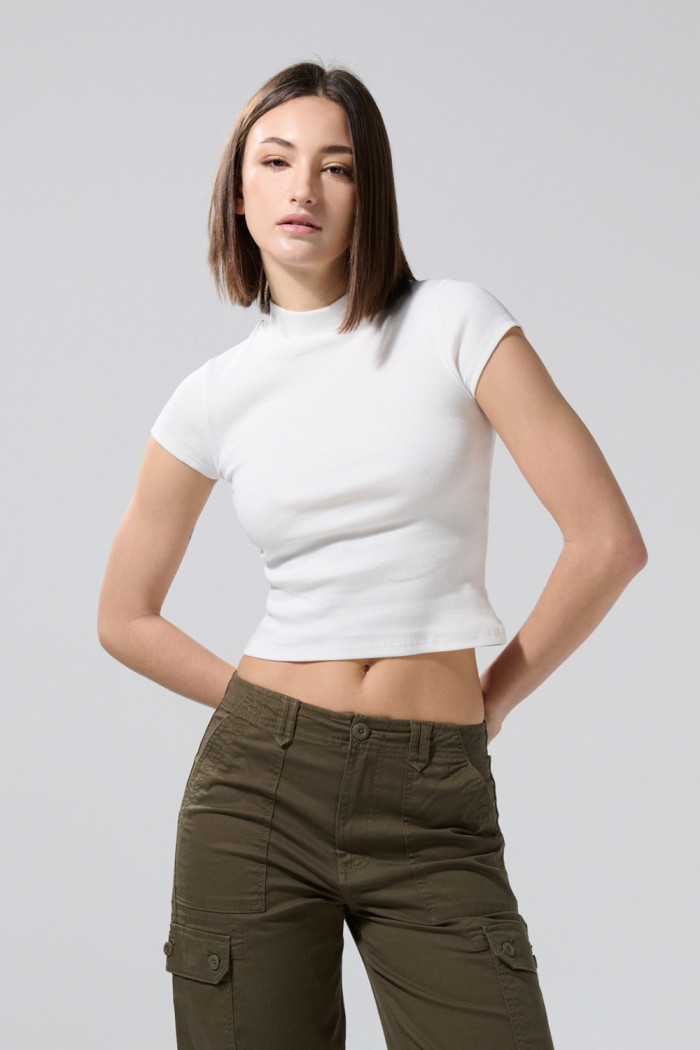 Camiseta cuello alto unicolor en tela acanalada