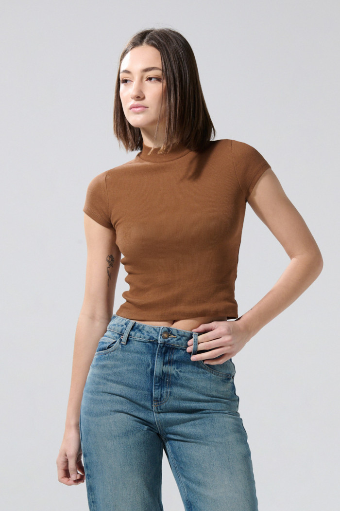 Camiseta cuello alto unicolor en tela acanalada