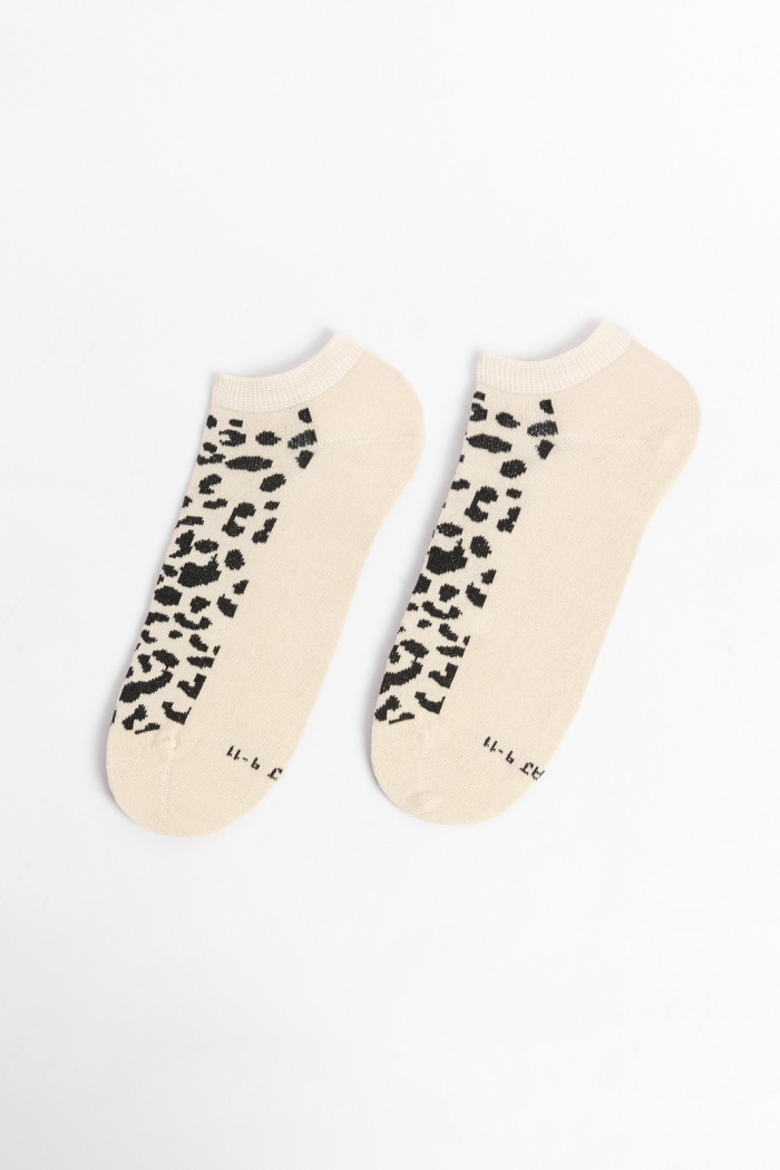 Medias unicolores tobilleras con arte de animal print