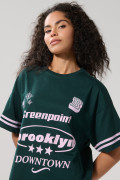 Camiseta oversize verde cuello redondo con arte college