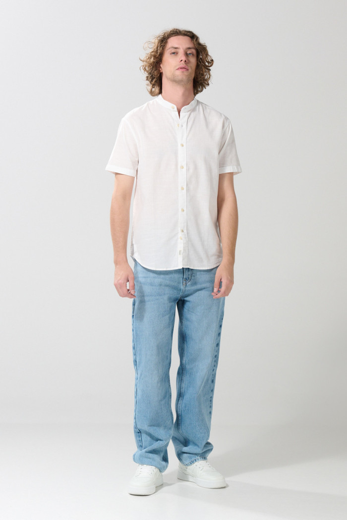 Camisa en algodón unicolor cuello nerú con botones