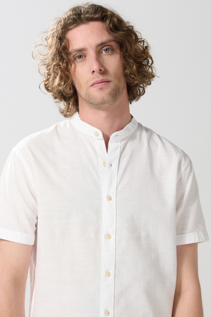 Camisa en algodón unicolor cuello nerú con botones