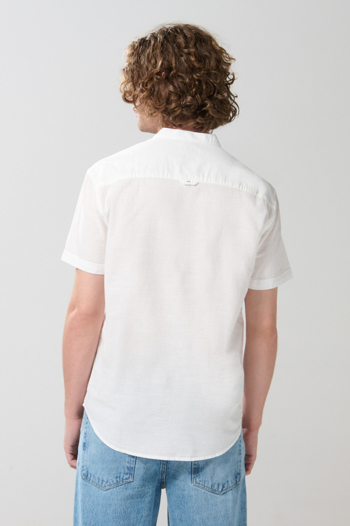 Camisa en algodón unicolor cuello nerú con botones