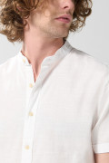 Camisa en algodón unicolor cuello nerú con botones