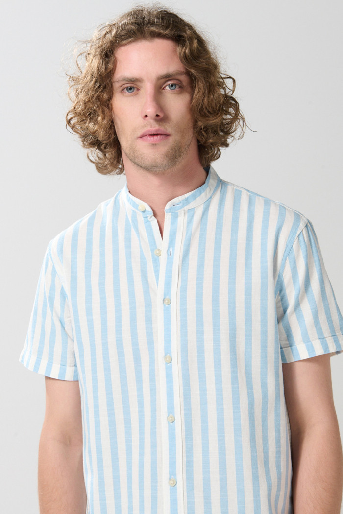Camisa en algodón cuello nerú unicolor con diseño de rayas