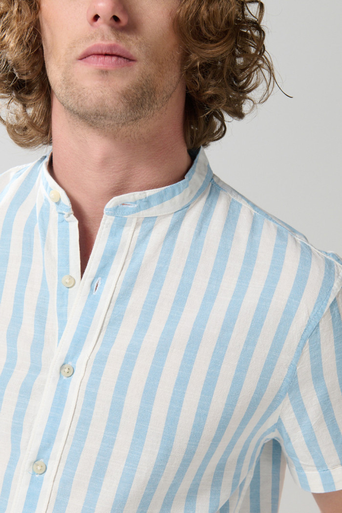 Camisa en algodón cuello nerú unicolor con diseño de rayas