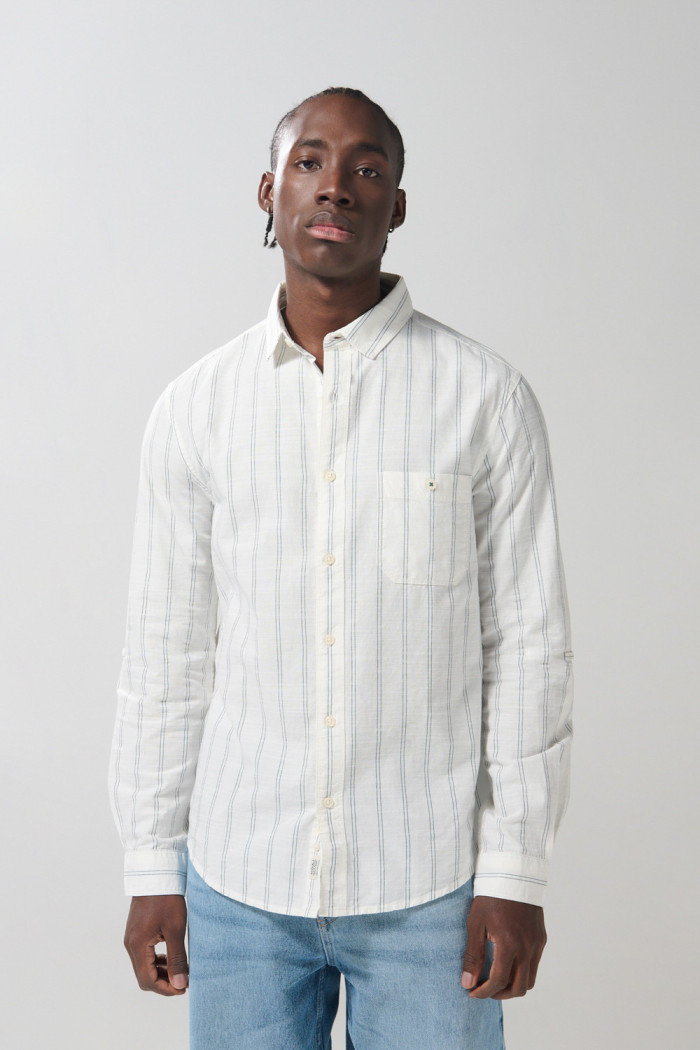 Camisa con rayas, cuello sport collar y bolsillo unicolor