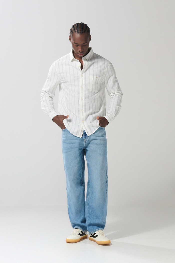 Camisa con rayas, cuello sport collar y bolsillo unicolor