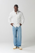 Camisa con rayas, cuello sport collar y bolsillo unicolor