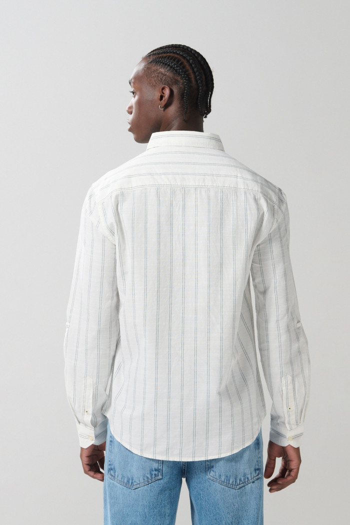 Camisa con rayas, cuello sport collar y bolsillo unicolor