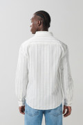 Camisa con rayas, cuello sport collar y bolsillo unicolor