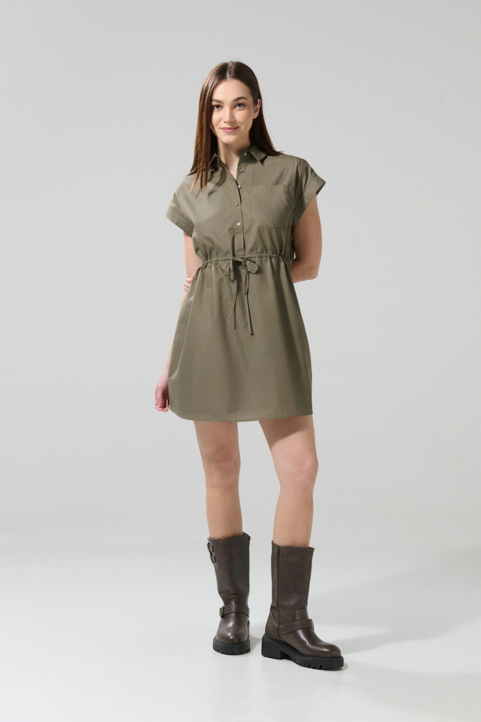 Vestido corto unicolor con cuello camisero y botones