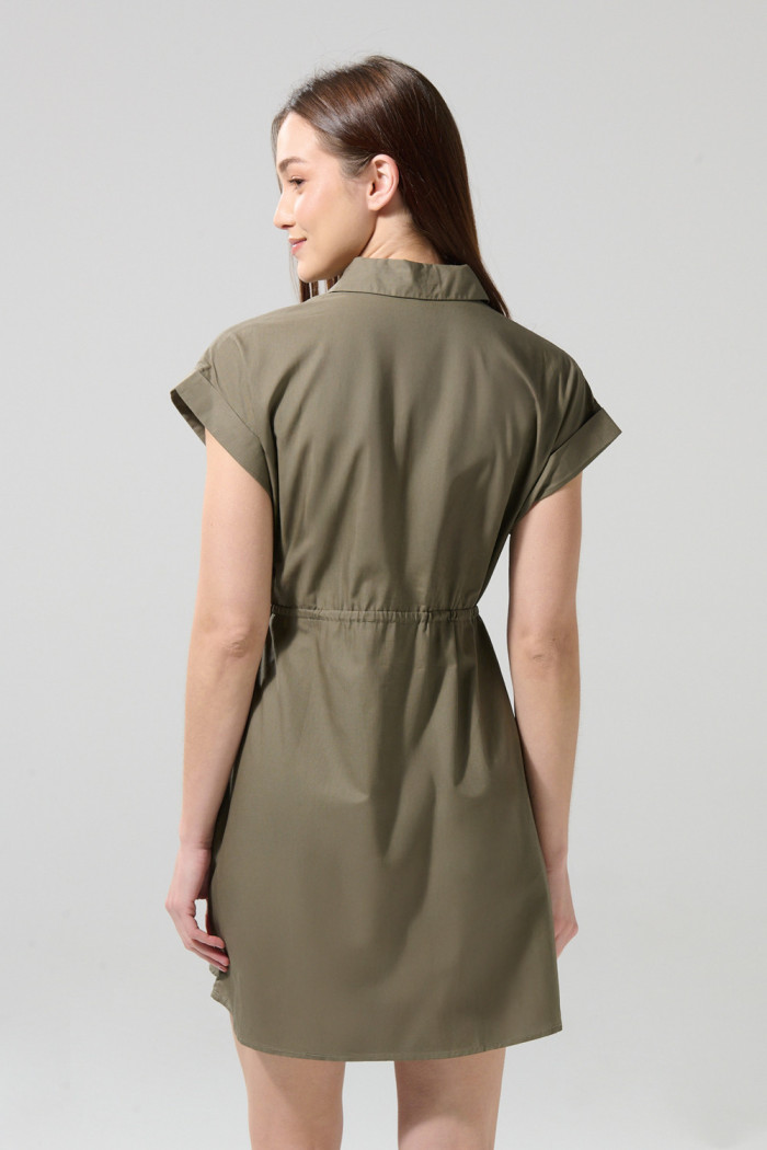 Vestido corto unicolor con cuello camisero y botones