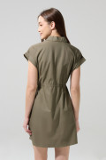 Vestido corto unicolor con cuello camisero y botones