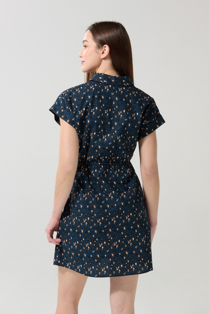 Vestido azul oscuro corto estampado con hombro rodado