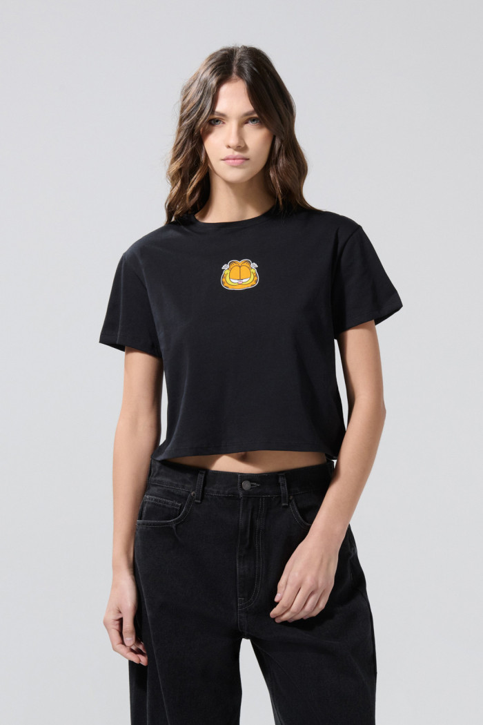Camiseta negra crop top con estampado de Garfield