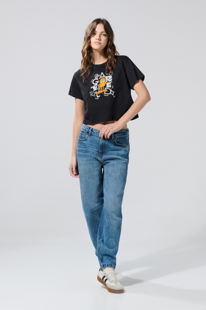 Camiseta crop top negra con estampado de Garfield