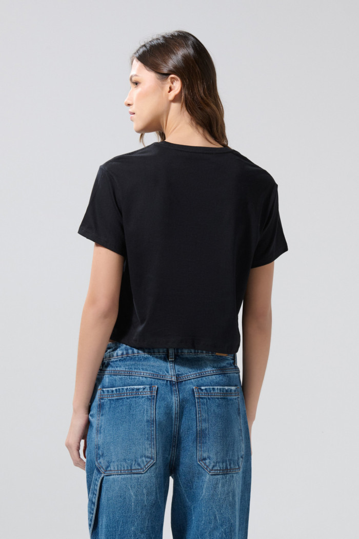 Camiseta crop top negra con estampado de Garfield