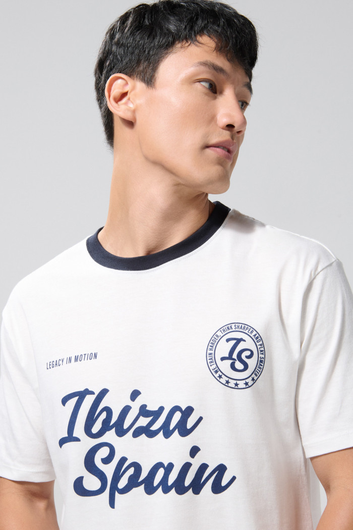 Camiseta college crema con cuello redondo en contraste