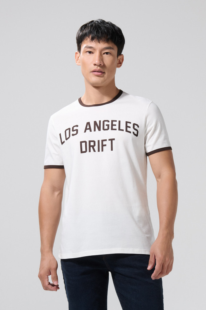 Camiseta crema college cuello redondo con contrastes