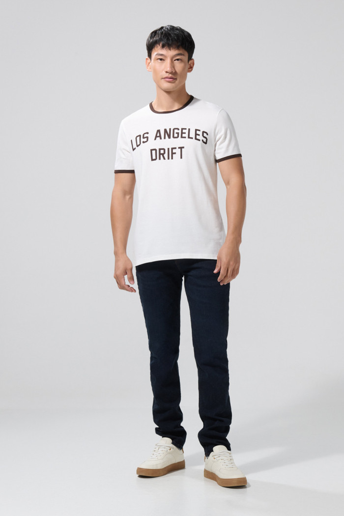 Camiseta crema college cuello redondo con contrastes