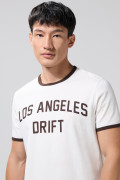 Camiseta crema college cuello redondo con contrastes