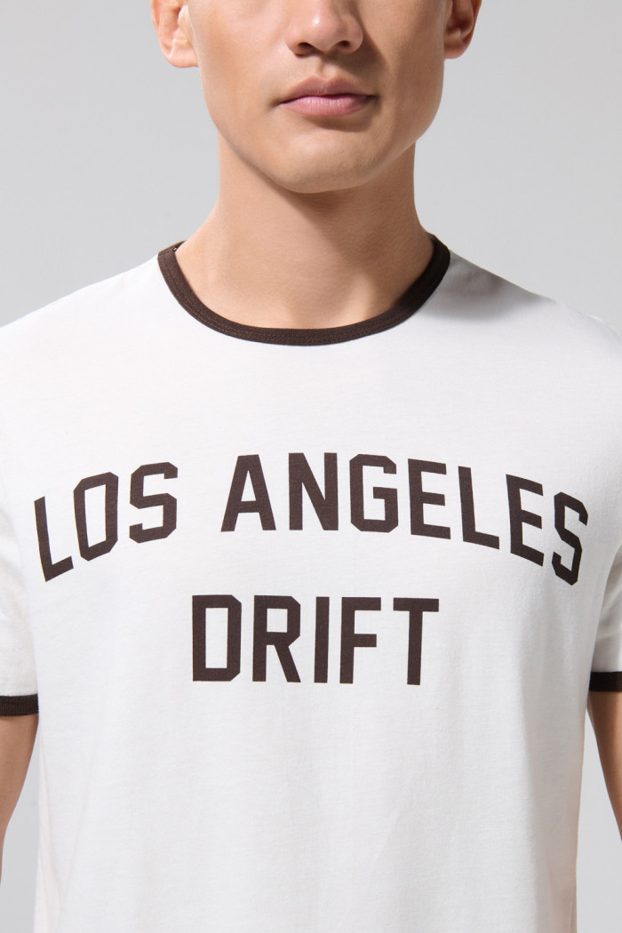 Camiseta crema college cuello redondo con contrastes