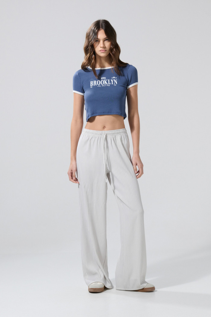 Camiseta azul oscura college manga corta con contrastes