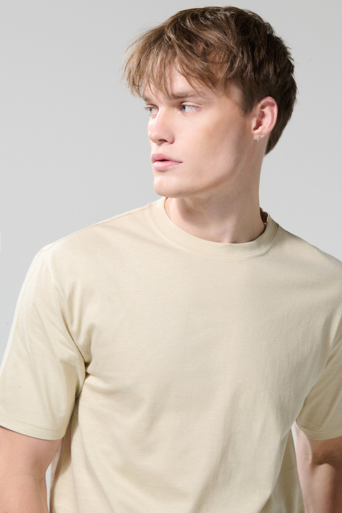 Camiseta manga corta en algodón unicolor con hombro rodado