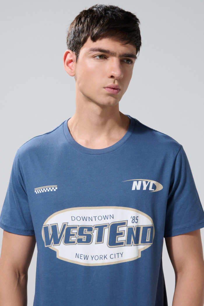Camiseta cuello redondo azul oscura con estampado college