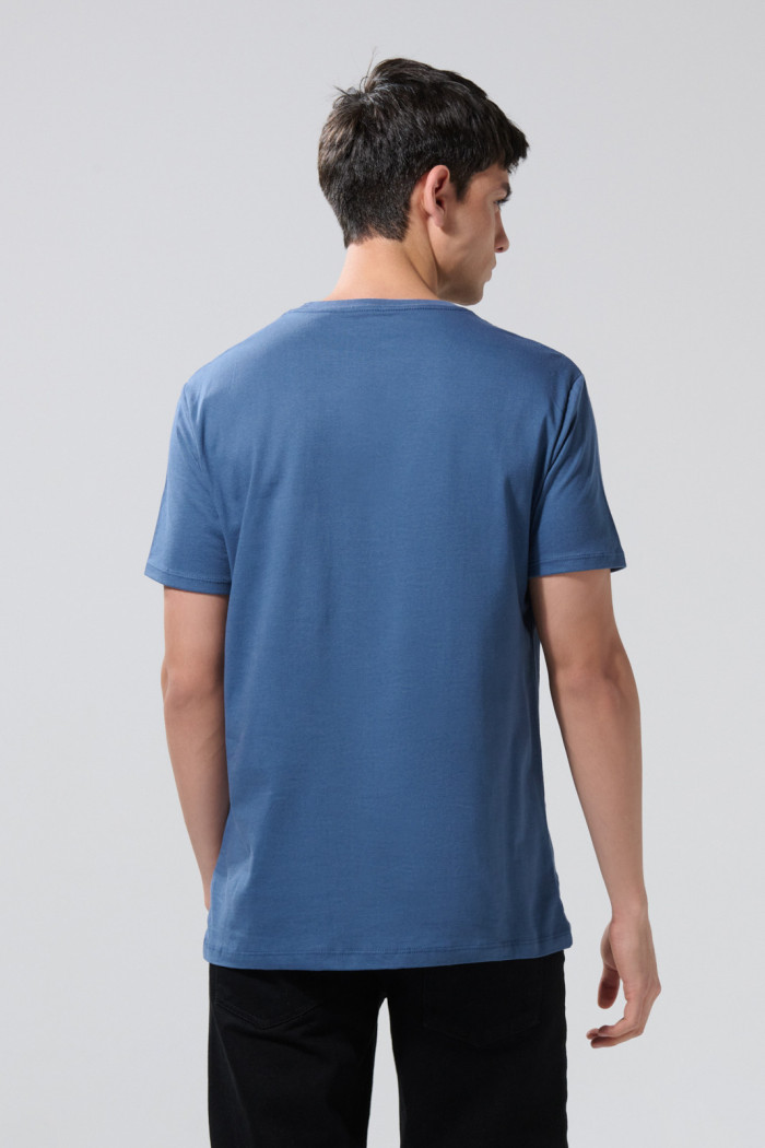 Camiseta cuello redondo azul oscura con estampado college