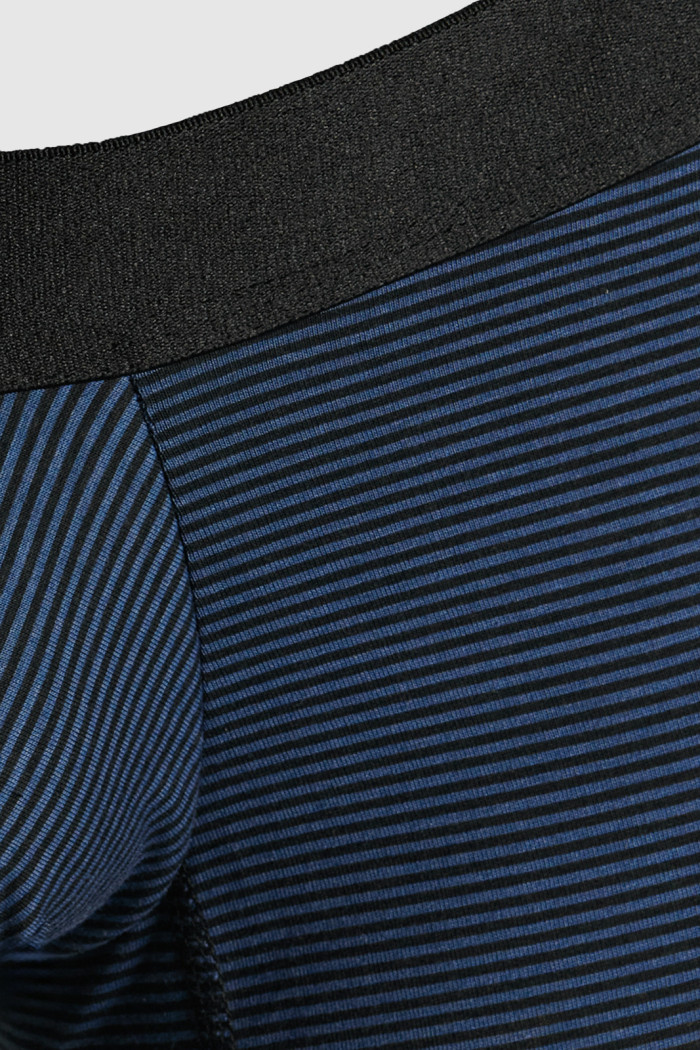 Bóxer azul oscuro trunk-corto con diseños de rayas