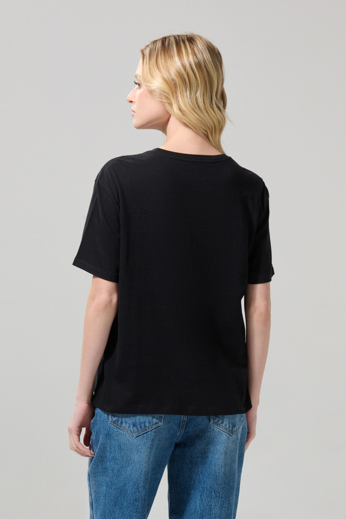 Camiseta cuello redondo negra con diseño de Princesas