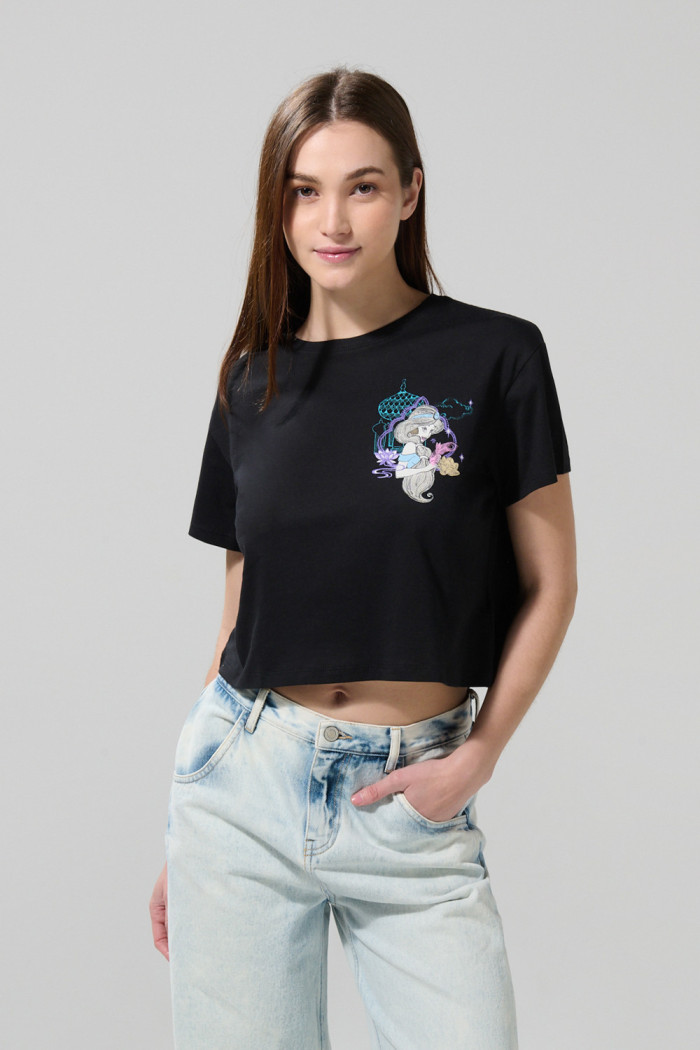 Camiseta crop top negra con arte de Princesas