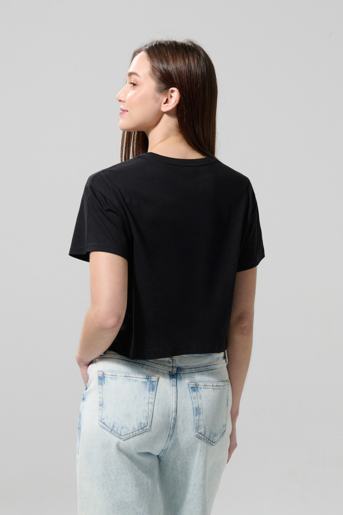 Camiseta crop top negra con arte de Princesas