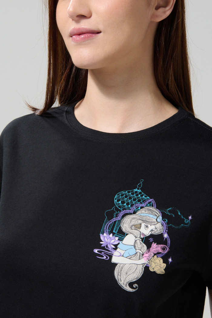 Camiseta crop top negra con arte de Princesas